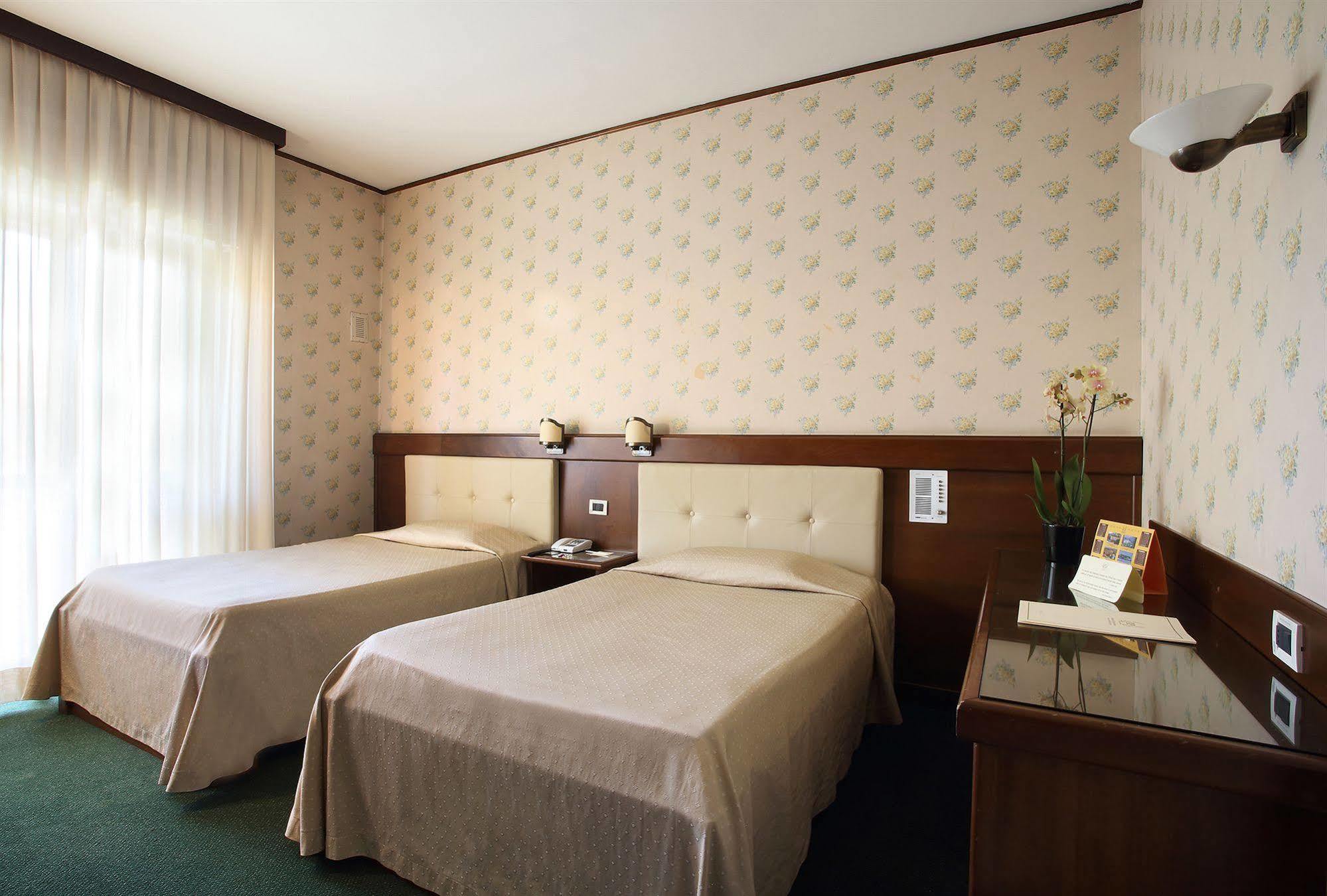 Hotel Villa Delle Rose Pescia Bagian luar foto